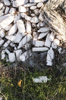 Birçok plastik atık çimenlerin üzerinde beyaz. Endüstriyel atıkların