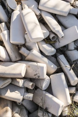 Plastik atık. Beyaz boş plastik şişe.