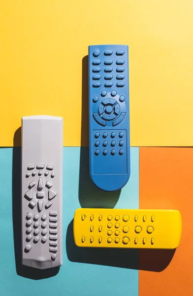 Birçok Tv uzaktan kumandaları parlak arka plan üzerinde renkli.