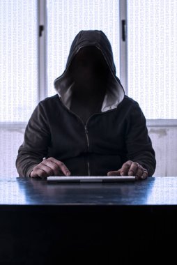 Hacker dizüstü bilgisayar ile. Pencere arka planda