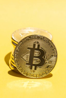 Bitcoin yığın sarı arka plan üzerinde