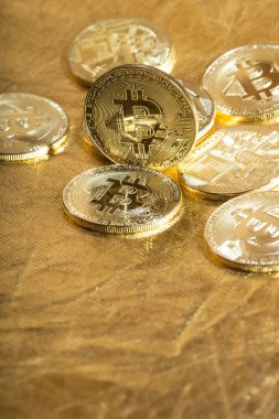 Altın arka plan üzerinde birçok Bitcoin paralar