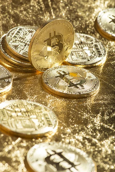 Muchas Monedas Bitcoin Sobre Fondo Oro — Foto de Stock