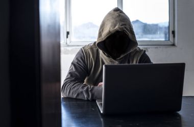 Hacker ile arka plan üzerinde kukuleta .