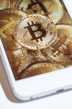 Bitcoin ve beyaz arka plan üzerinde smartphone