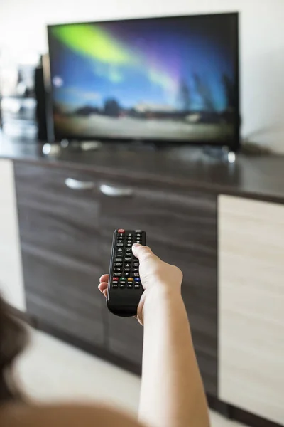 Fernbedienung Mit Der Hand Halten Fernseher Hintergrund — Stockfoto