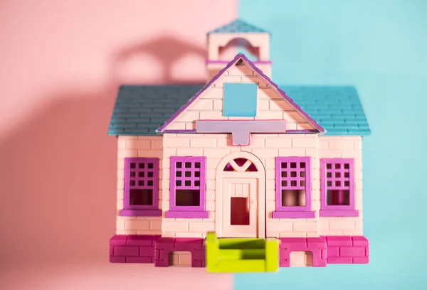 明亮的蓝色和粉红色的颜色房子 — 图库照片