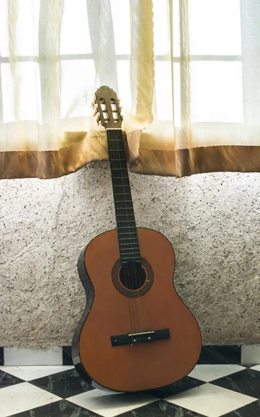 Стара Гітара Вікна — стокове фото