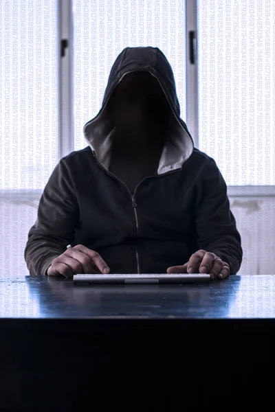 Hacker dizüstü bilgisayar ile. Pencere arka planda