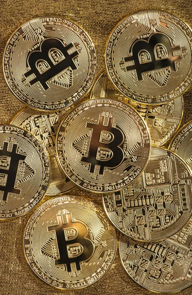 Wiele Monety Bitcoin Złotym Tle — Zdjęcie stockowe