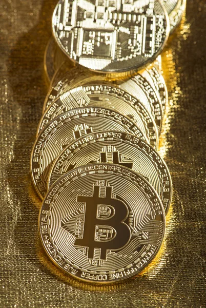 Muchas Monedas Bitcoin Sobre Fondo Oro — Foto de Stock