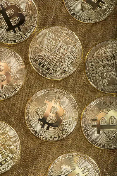 Muchas Monedas Bitcoin Sobre Fondo Oro — Foto de Stock