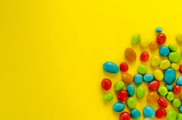 Bunte Bonbons Auf Gelbem Hintergrund — Stockfoto