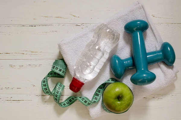 Due manubri, bottiglia d'acqua, mela verde e peperoni, centime — Foto Stock