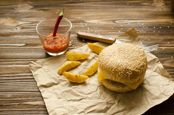 Чизбургер с жареной картошкой и соусом чили на ремесле па — стоковое фото