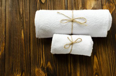 iki havlu ahşap arka plan üzerinde beyaz