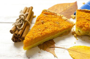 Kabak pasta, tarçın çubukları, Sonbahar Kuru Beyaz ahşap yaprakları