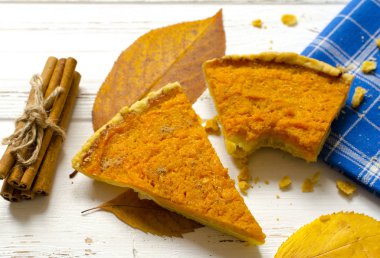 Kabak pasta, tarçın çubukları, Sonbahar Kuru Beyaz ahşap yaprakları