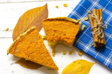 Kabak pasta, tarçın çubukları, Sonbahar Kuru Beyaz ahşap yaprakları