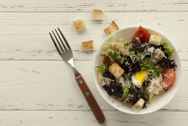 Salatası, Sezar'ın beyaz ahşap arka plan ve kopya alanı