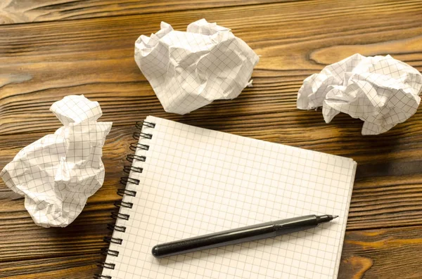 Kladblok Pen Verfrommeld Vellen Papier Houten Tafel Gebrek Aan Idee — Stockfoto