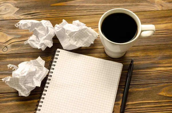 Kladblok Pen Kopje Koffie Verfrommeld Vellen Papier Houten Tafel — Stockfoto