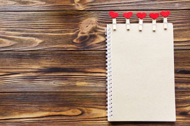 Kraft kağıt notepade woode kalpler ile küçük clothespins ile