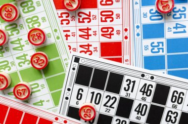 sayı topları ile renkli bingo kartları
