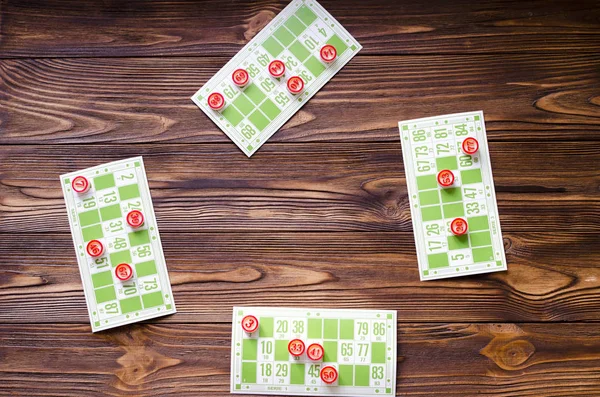 Jogar bingo na mesa de madeira — Fotografia de Stock