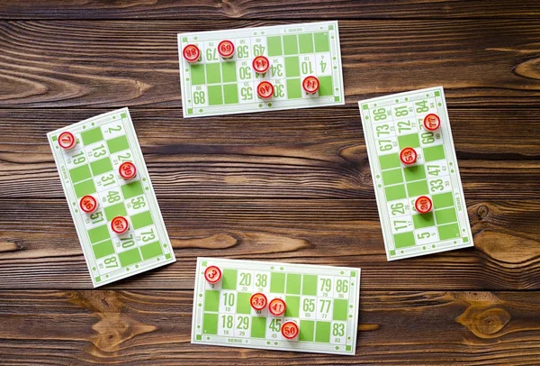 Jogar bingo na mesa de madeira — Fotografia de Stock