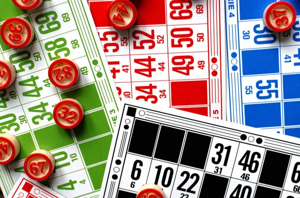 Sayı topları ile renkli bingo kartları — Stok fotoğraf