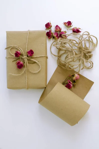 Handgemaakte geschenkdoos met ambachtelijke papier droog rozen en touwen — Stockfoto