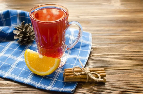 Hot mulled wine with orange and cinnamon — Stock Photo, Image