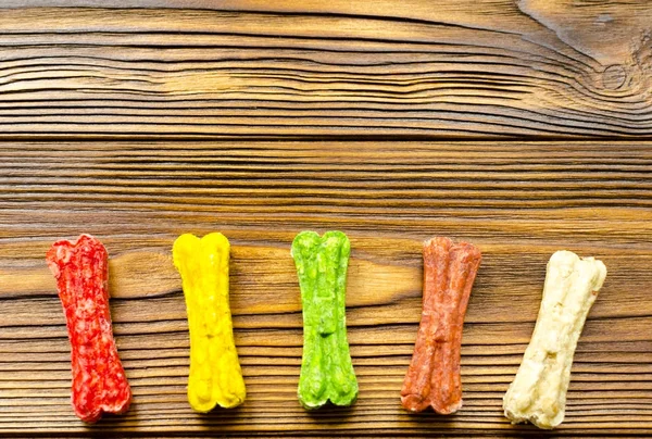 Deliciosos Huesos Color Masticable Para Perros Con Diferentes Gustos Sobre —  Fotos de Stock