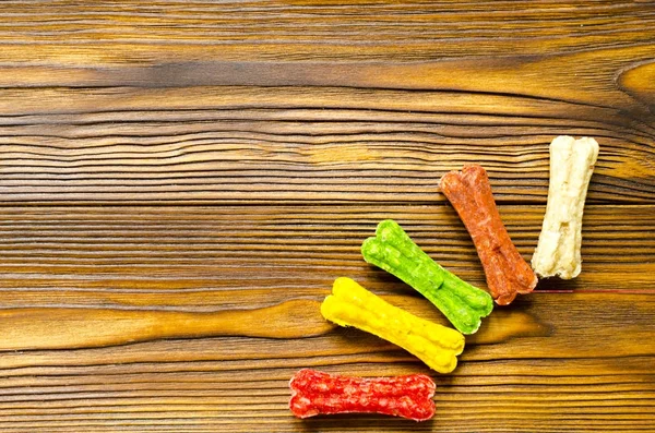 Deliciosos Huesos Color Masticable Para Perros Con Diferentes Gustos Sobre —  Fotos de Stock