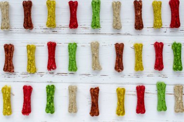 pirinç ile çok renkli çiğneme kemiklerini. köpek maması.