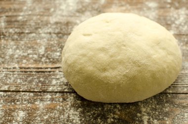 Ahşap arka plan üzerinde hamur