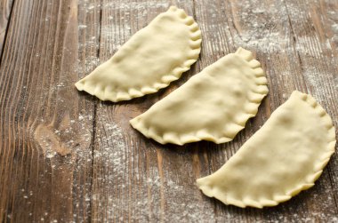 Geleneksel Kırım tatar çanak-cheburek ahşap arka plan üzerinde olduğunu