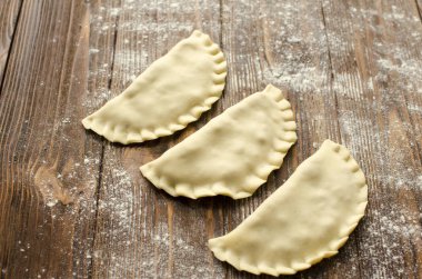 Geleneksel Kırım tatar çanak-cheburek ahşap arka plan üzerinde olduğunu