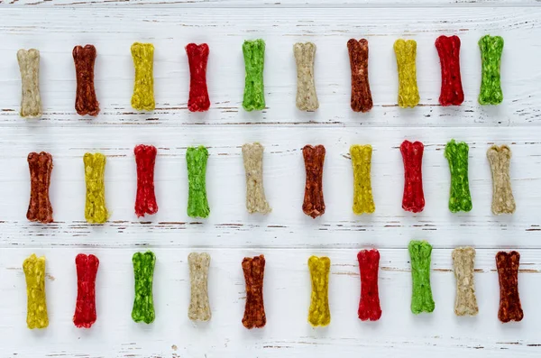 Ossos de mastigação multicoloridos com arroz. comida para cães . — Fotografia de Stock