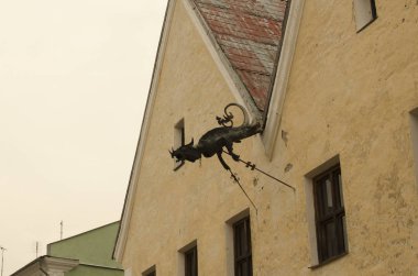 Olağandışı bir drenaj borusu ile eski bina