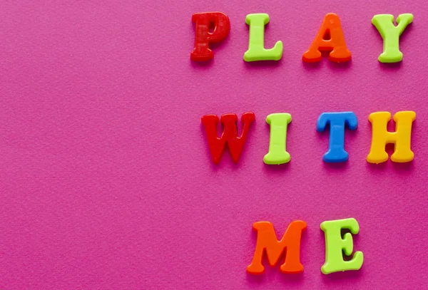 Texto "brincar comigo" no fundo rosa — Fotografia de Stock