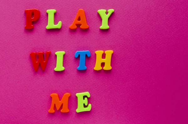 Tekst "play with me" na różowym tle — Zdjęcie stockowe