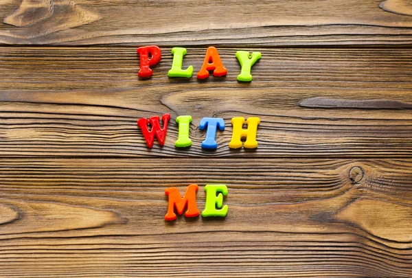 Texto "brincar comigo" em fundo de madeira — Fotografia de Stock