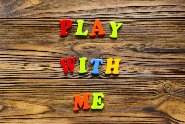 Texto "brincar comigo" em fundo de madeira — Fotografia de Stock