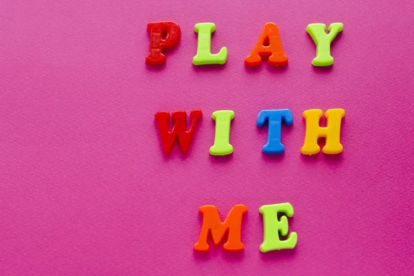 Tekst "play with me" na różowym tle — Zdjęcie stockowe