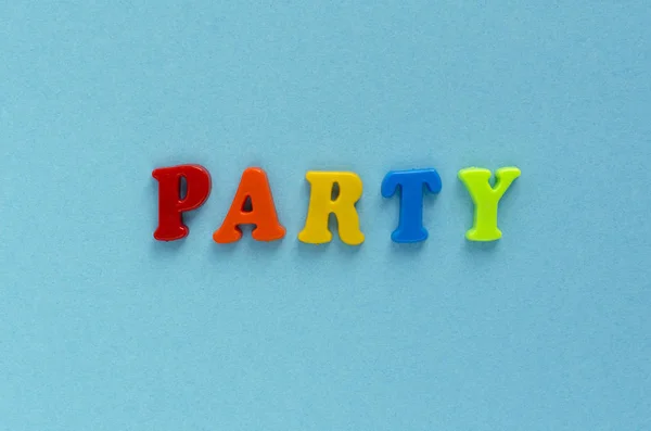 Palabra "partido" de letras magnéticas de plástico sobre fondo azul — Foto de Stock