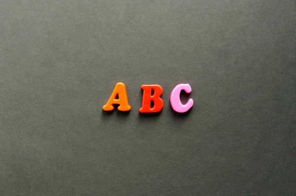 Litery "abc" plastikowe magnetyczne listów na szarym tle — Zdjęcie stockowe