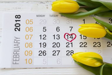 Beyaz ahşap backgro üzerinde Şubat 2018 takvim ve Sarı laleler