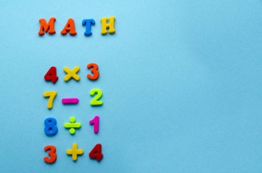 Mavi kağıt arka plan üzerinde matematiksel işlemler